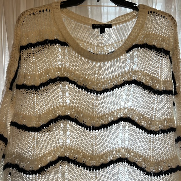 Lane Bryant Crochet Sweater Sz 22/24 scalloped hem & Sleeves White w/ Black Trim - Picture 3 of 7